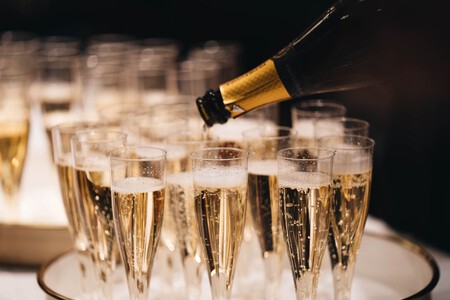 Cómo conservar el champán o cava una vez abierto para no desperdiciar la botella (y por qué poner una cucharilla no sirve de nada) Cómo conservar el champán o cava una vez abierto para no desperdiciar la botella (y por qué poner una cucharilla no sirve de nada)