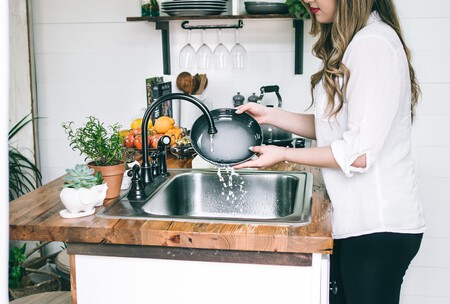 Escurridores de vasos y platos que ocupan lo mínimo en la encimera de la cocina pero solucionan mucho Escurridores de vasos y platos que ocupan lo mínimo en la encimera de la cocina pero solucionan mucho