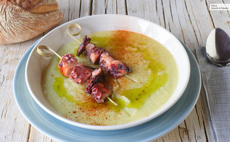 Crema de calabacín y puerro con brochetas de pulpo, receta ideal para una cena ligera y reconfortante Crema de calabacín y puerro con brochetas de pulpo, receta ideal para una cena ligera y reconfortante